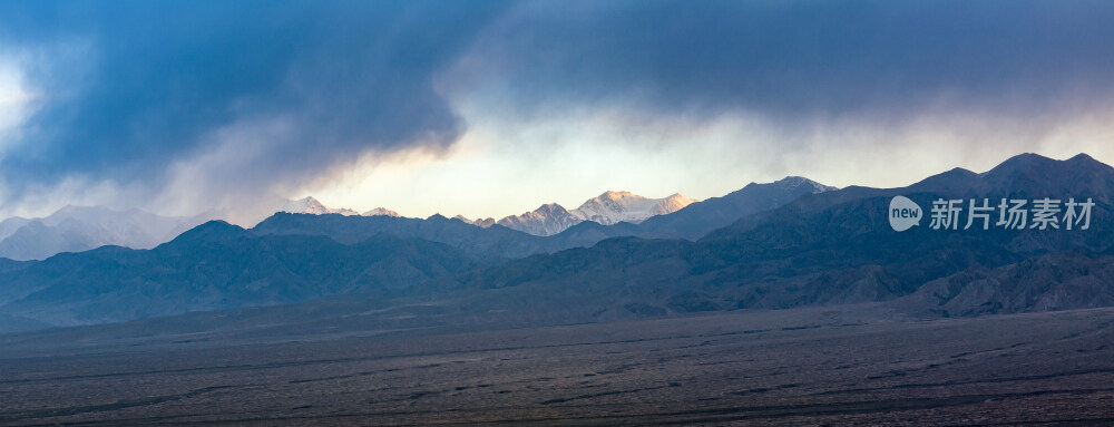 青海德令哈的光伏发电站与雪山