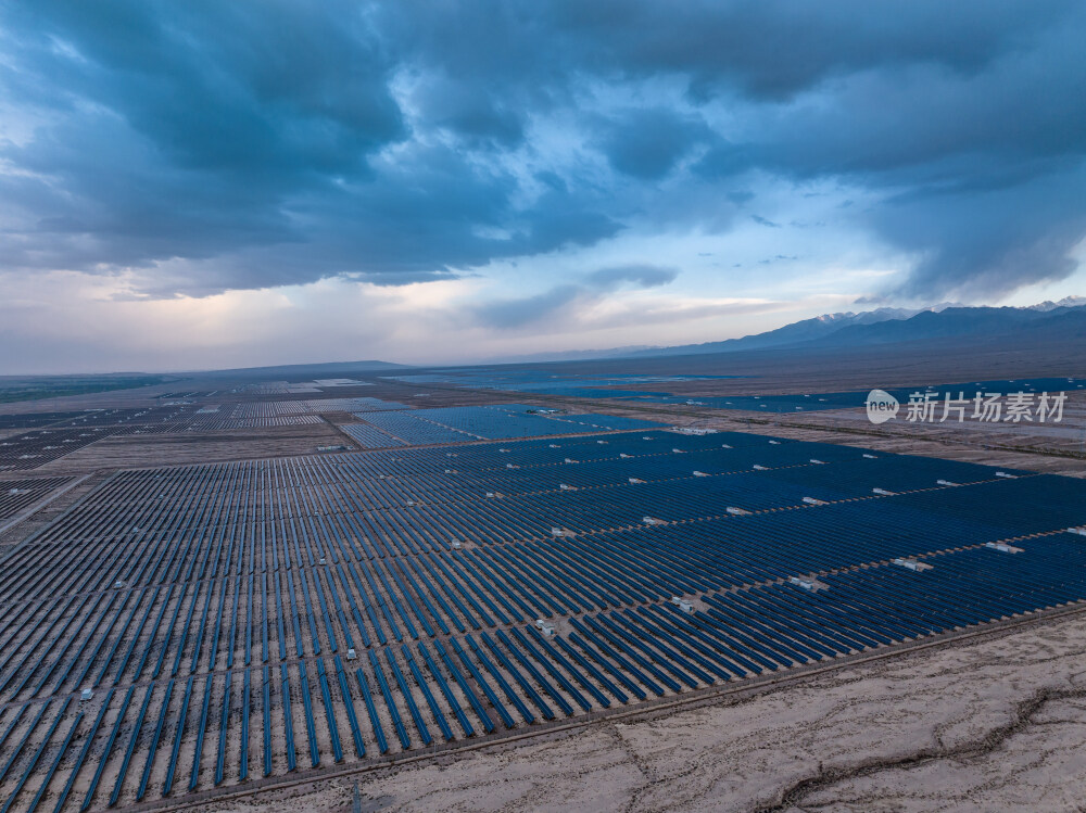 青海德令哈的光伏发电站与雪山
