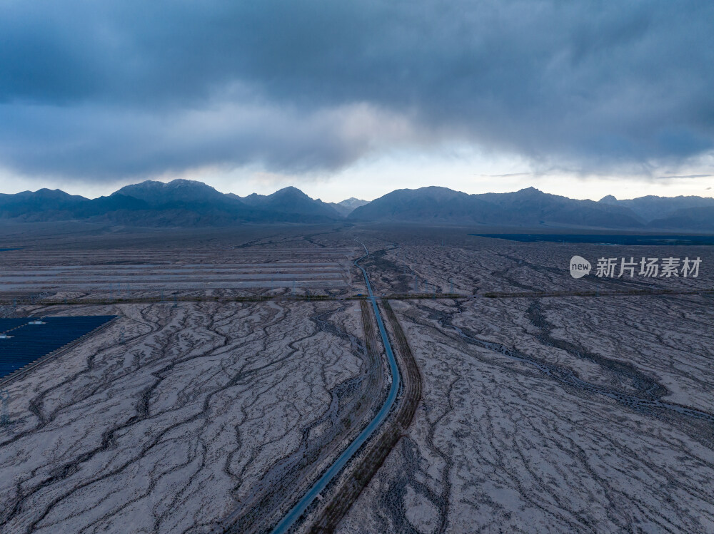 青海德令哈的光伏发电站与雪山