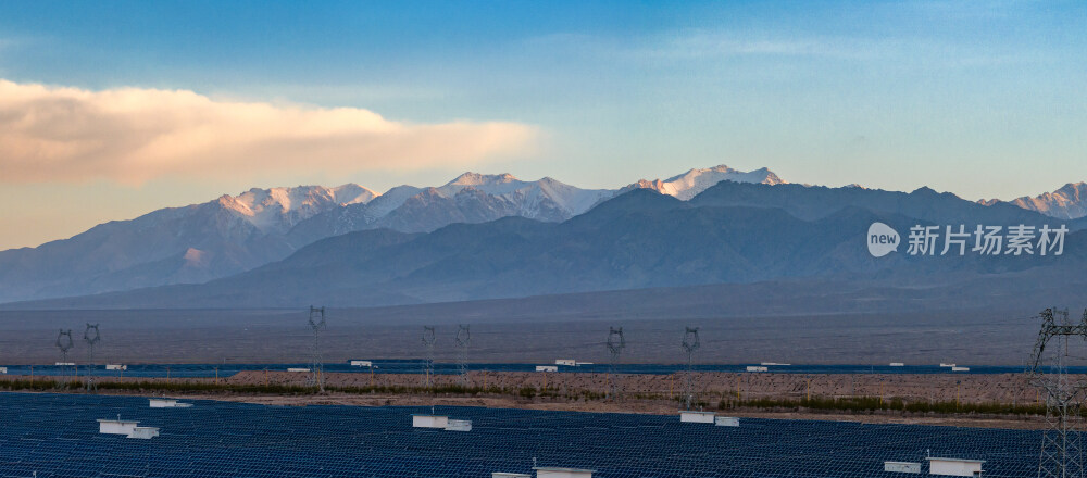 青海德令哈的光伏发电站与雪山