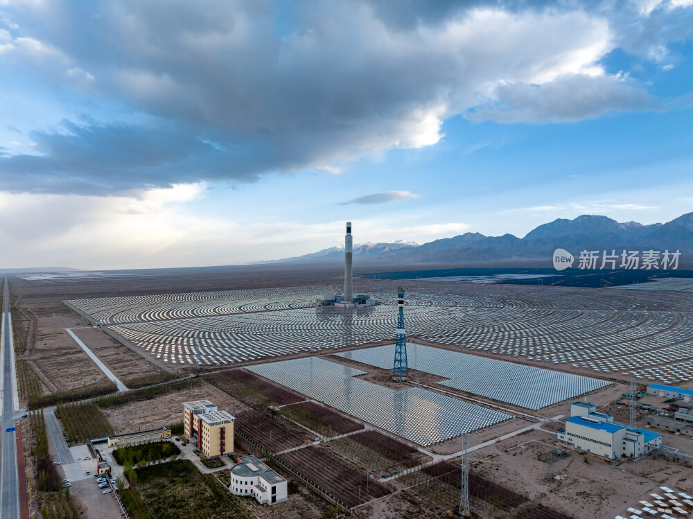 青海德令哈的光伏发电站与雪山