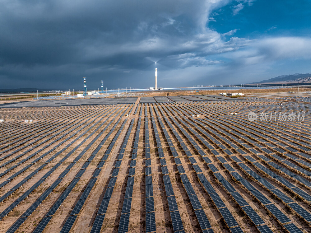 青海德令哈的光伏发电站与雪山