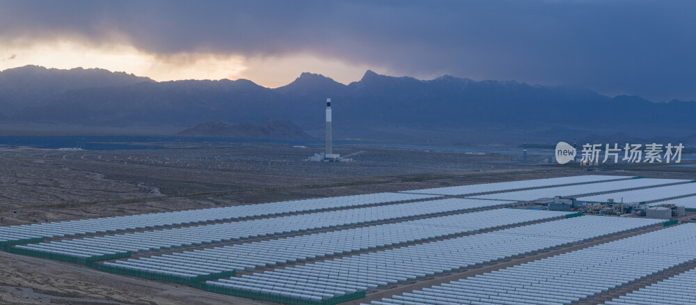青海德令哈的光伏发电站与雪山