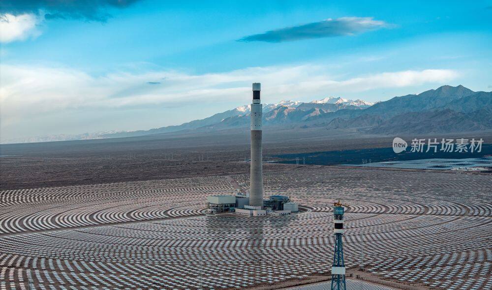 青海德令哈的光伏发电站与雪山