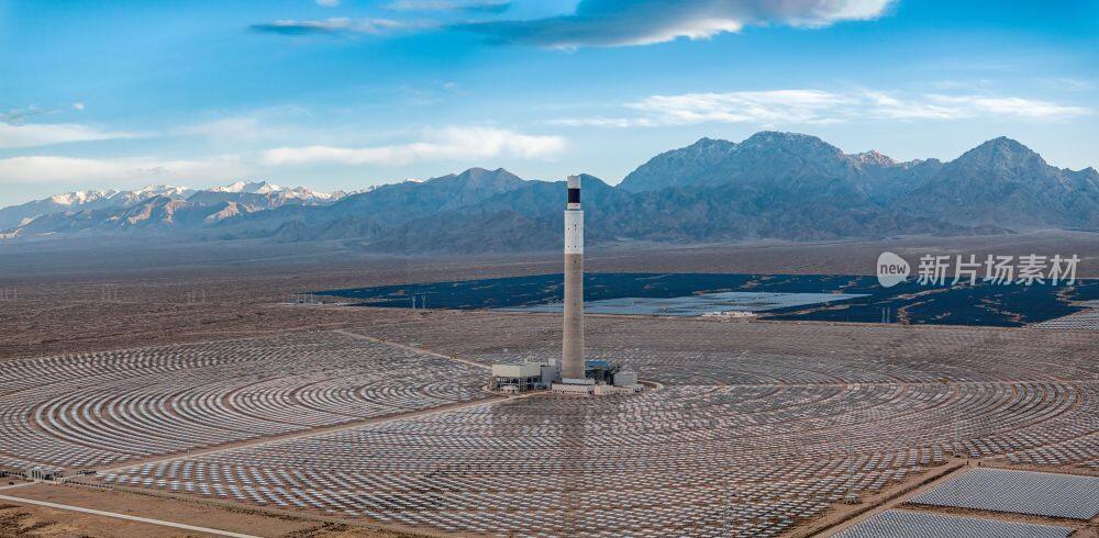 青海德令哈的光伏发电站与雪山