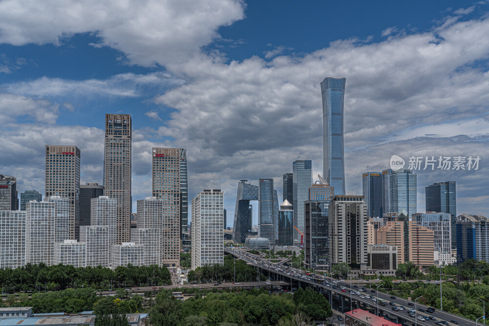 蓝天白云下的北京国贸cbd商业区建筑