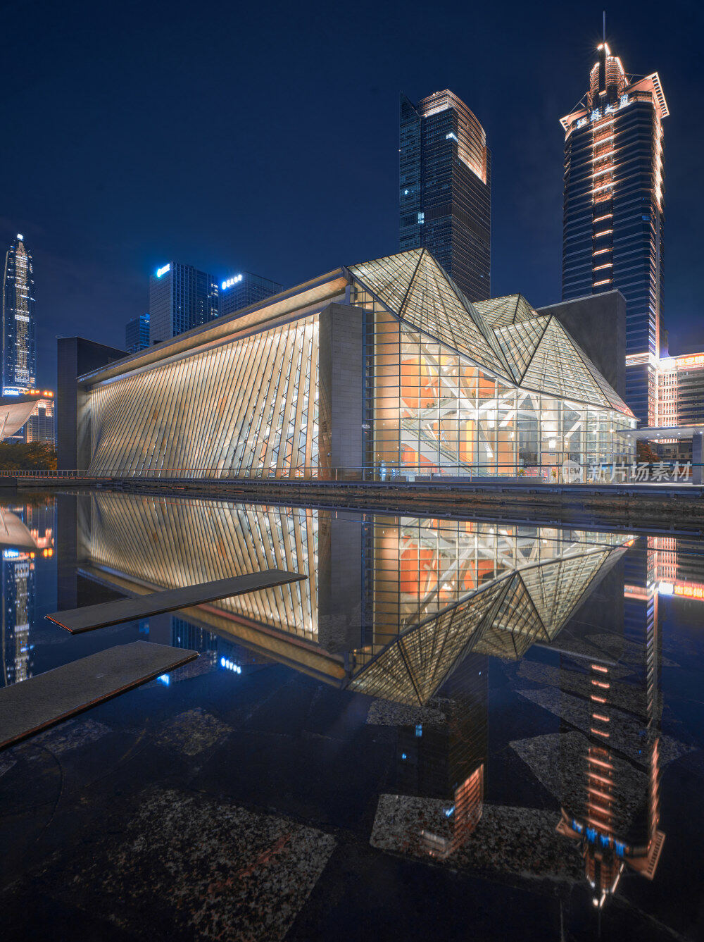 深圳图书馆和音乐厅倒影