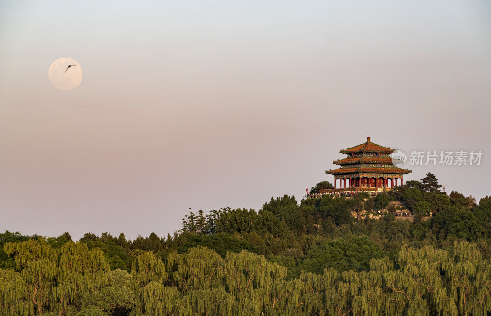 北京景山万春亭月出