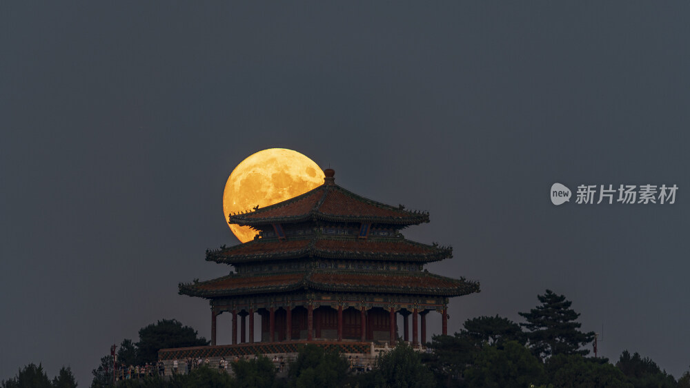 北京景山万春亭悬月