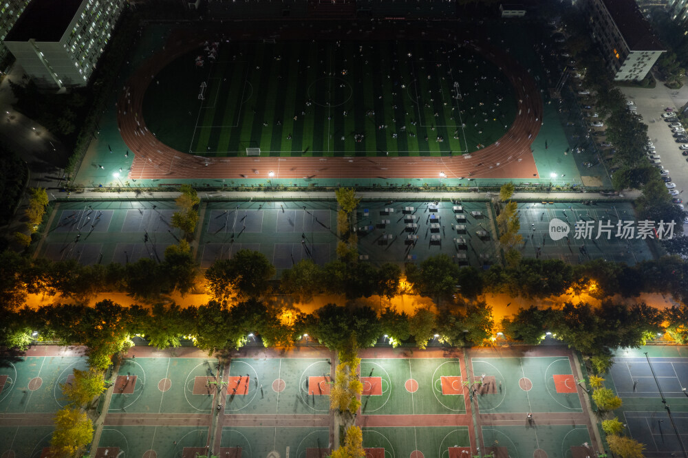 学校操场夜景航拍