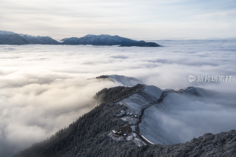 四川省雅安市达瓦更扎景区日出云海雪山