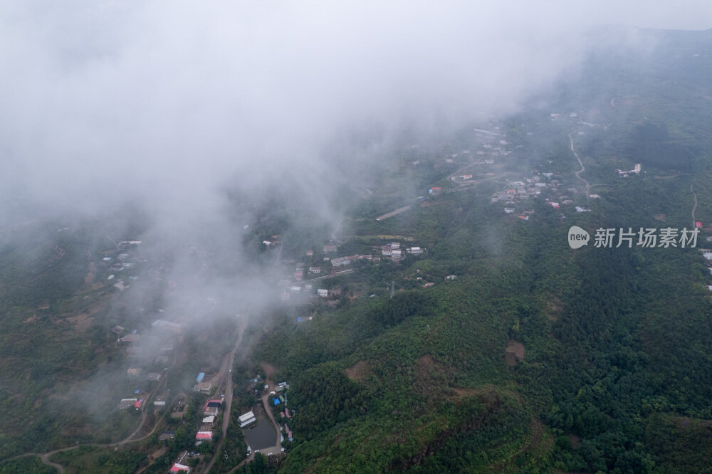 云雾下的村庄部落
