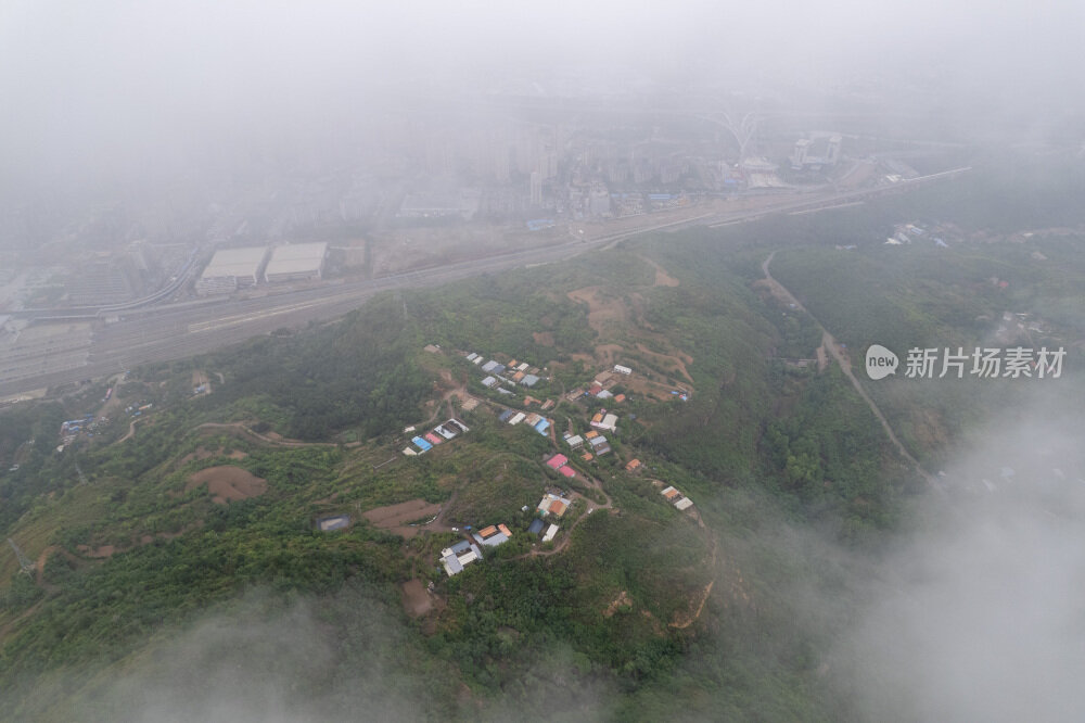 云雾下的村庄部落