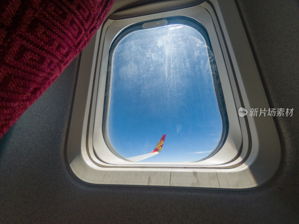 从飞机窗口看到的景色