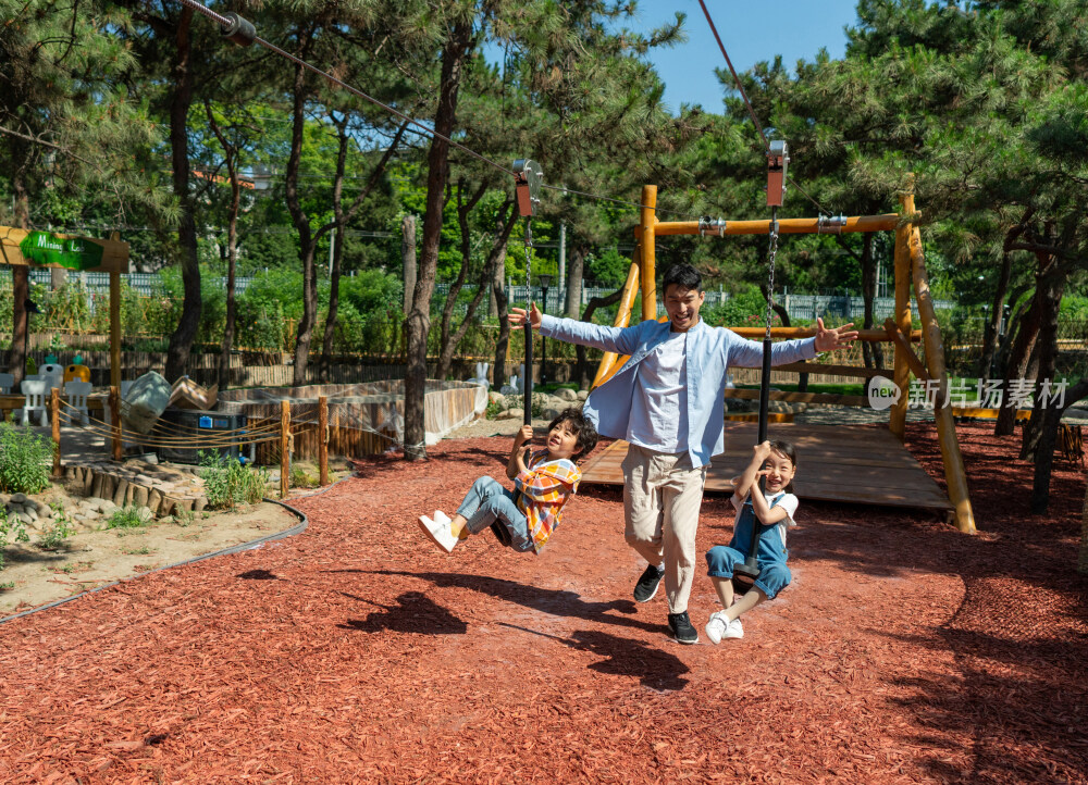 爸爸跟孩子一起开心玩索道