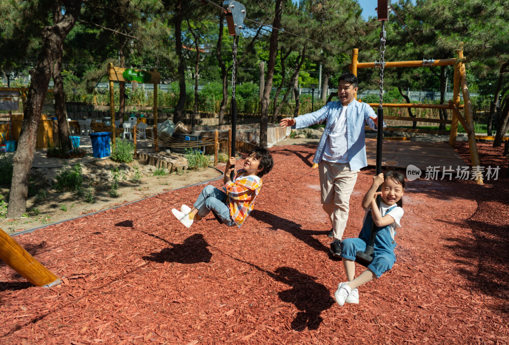 爸爸跟孩子一起开心玩索道