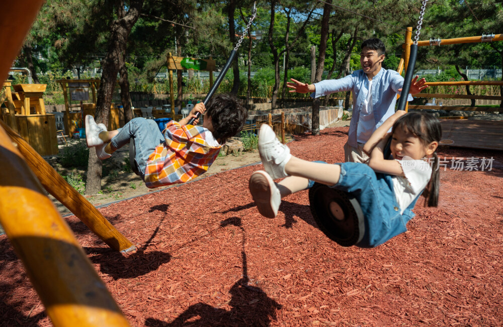 爸爸跟孩子一起开心玩索道