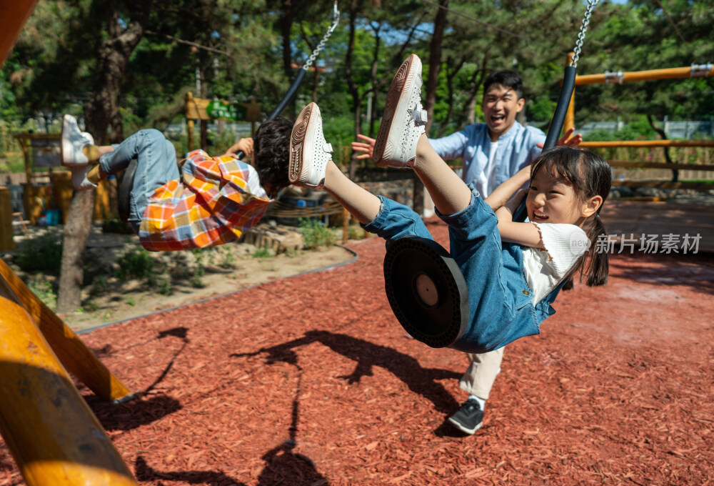 爸爸跟孩子一起开心玩索道