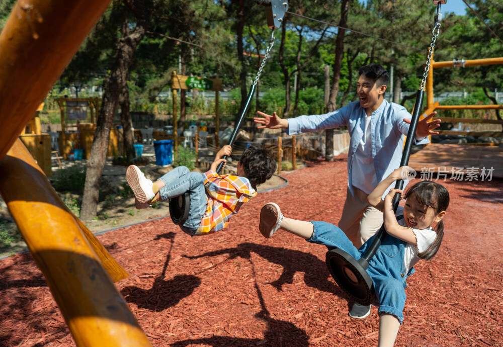 爸爸跟孩子一起开心玩索道