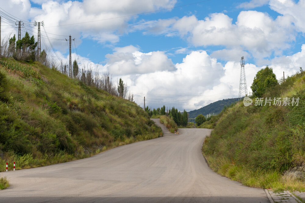 昆明市安宁市秋季天气晴朗的乡间小道