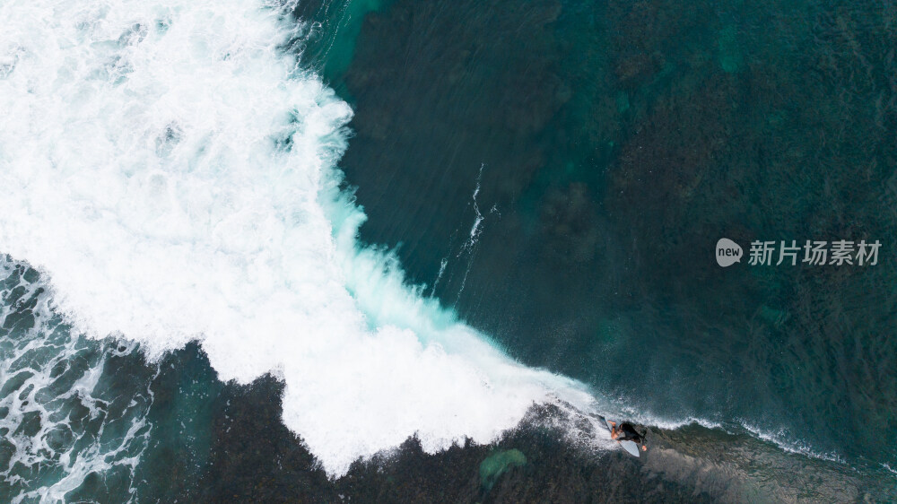 被浪花包裹着的冲浪者