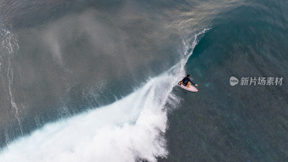 浪花下的冲浪运动员