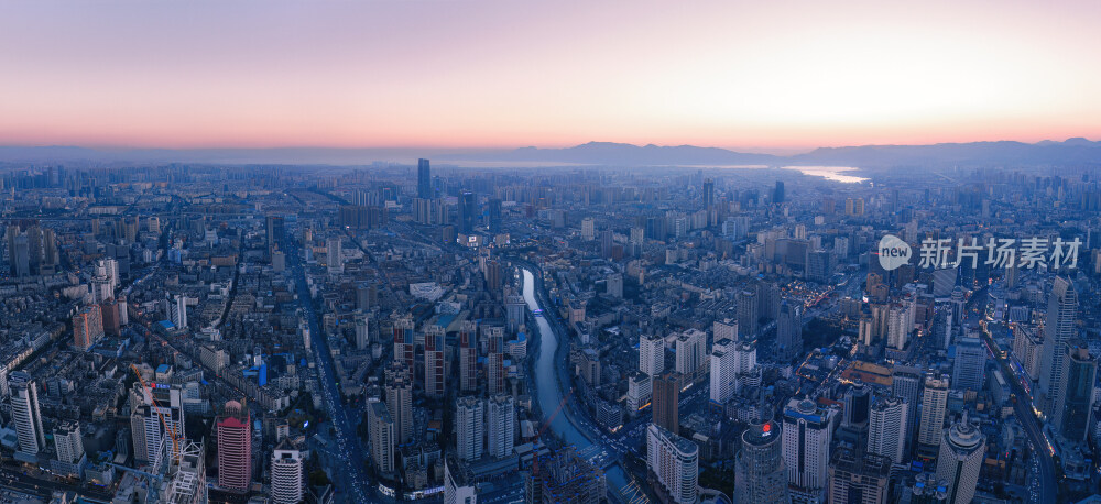 昆明主城区傍晚航拍城市天际线滇池西山睡美人