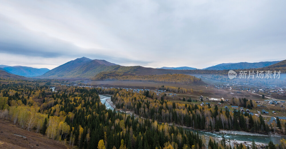 晨雾中的新疆禾木村全景
