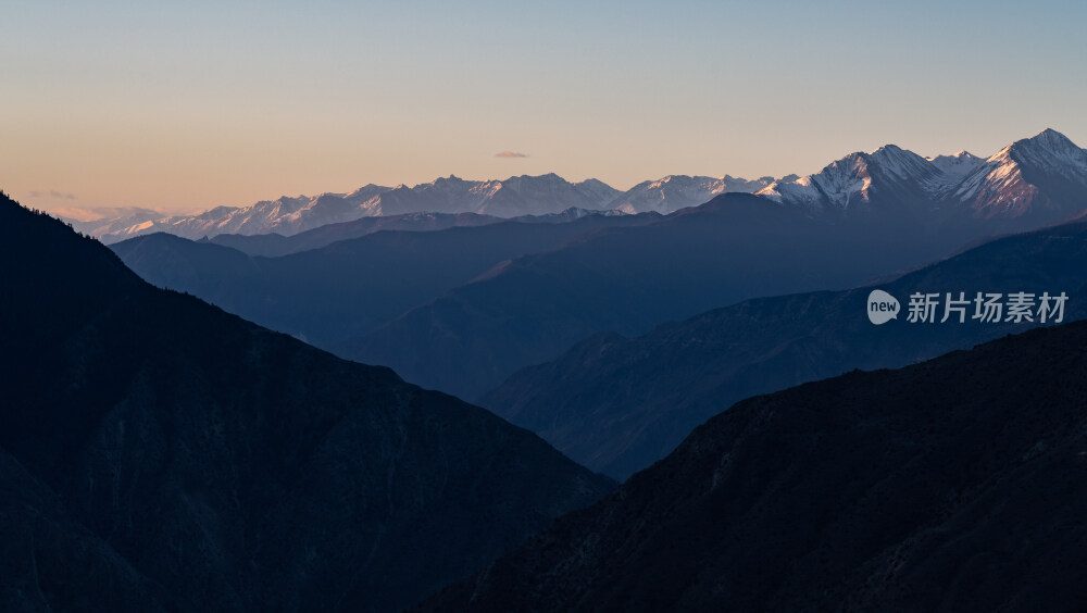 晨光中的川藏线雪山风景