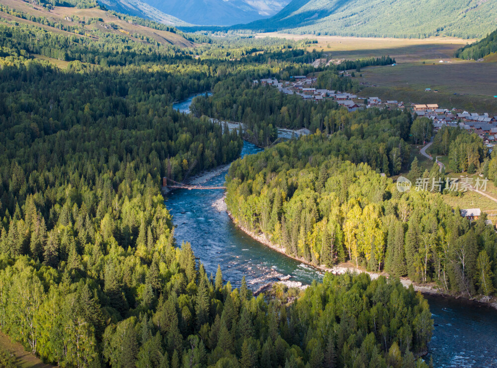 航拍新疆禾木村的绿水青山