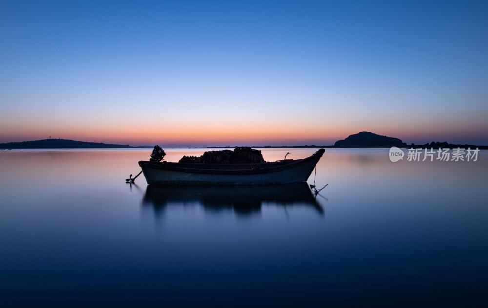 海边晨曦中的船