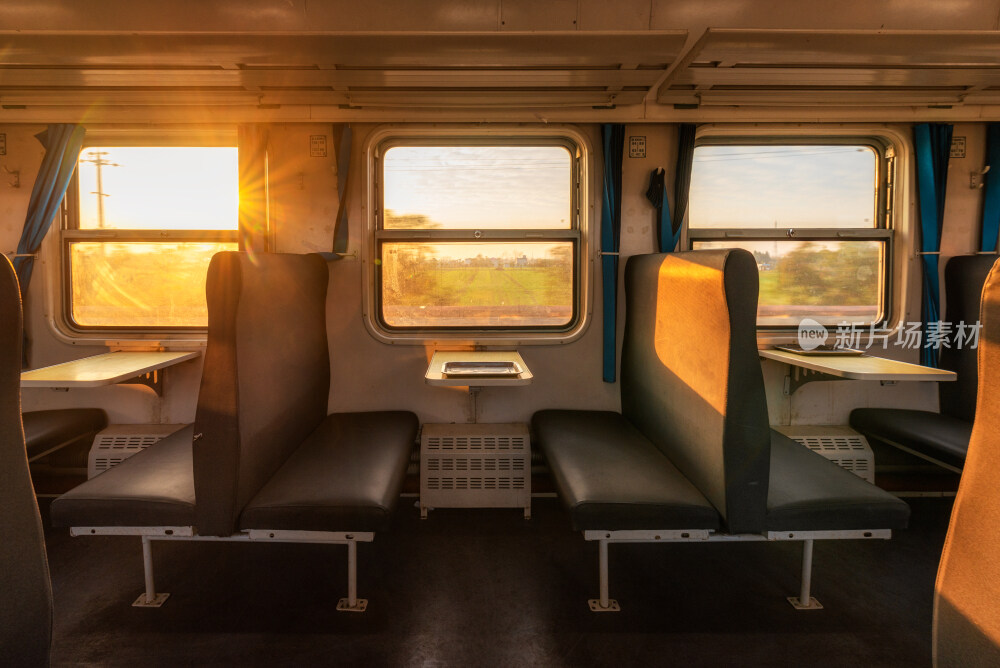 夕阳把火车车厢照亮
