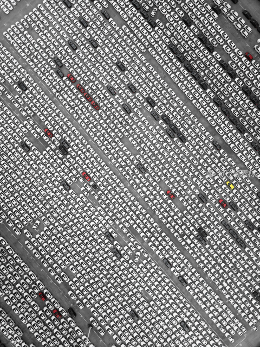 航拍视角下的汽车工厂中停放的汽车