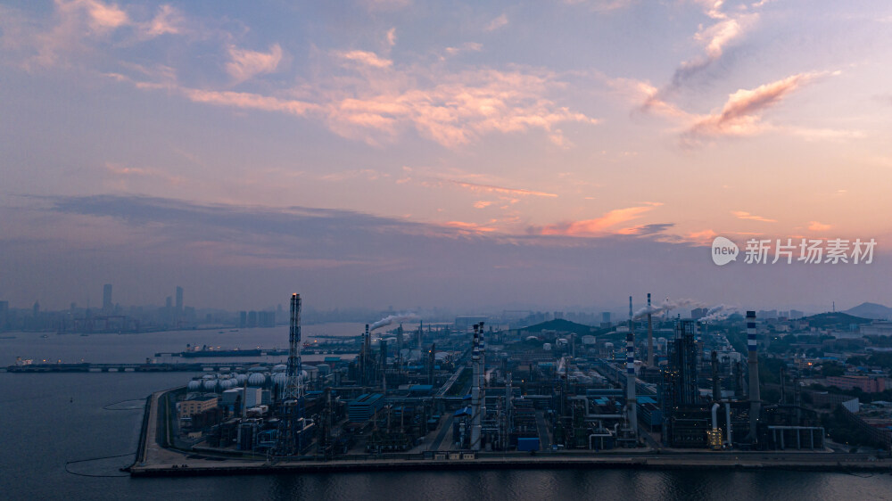 傍晚时分的大连石油化工公司
