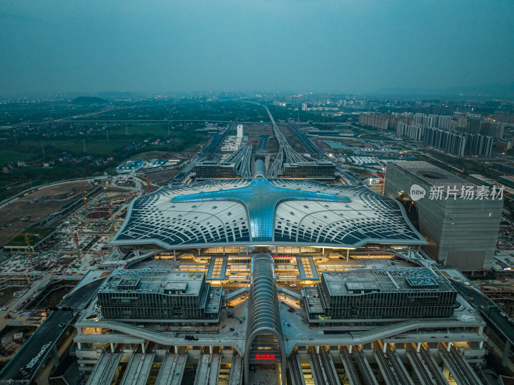 浙江省杭州市建设中的杭州火车西站航拍夜景