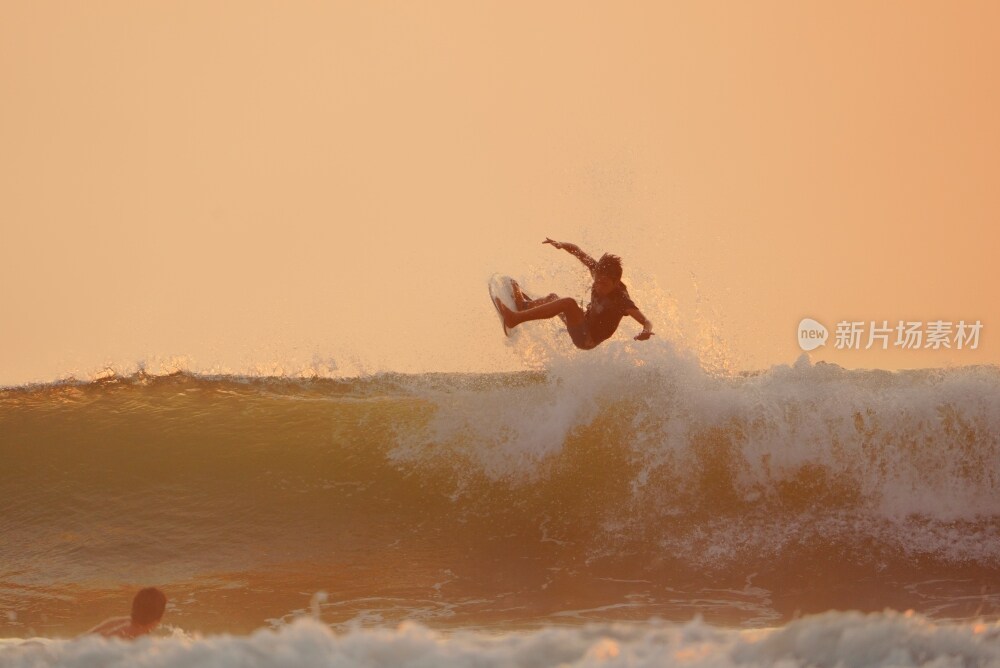海南万宁日月湾冲浪少年