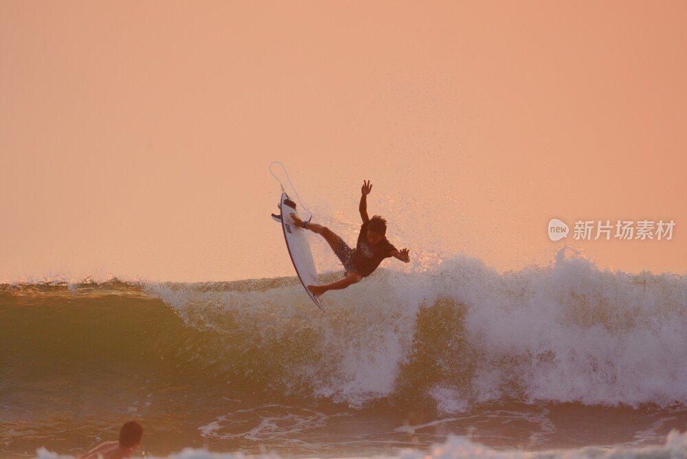 海南冲浪海浪上搏击的冲浪少年
