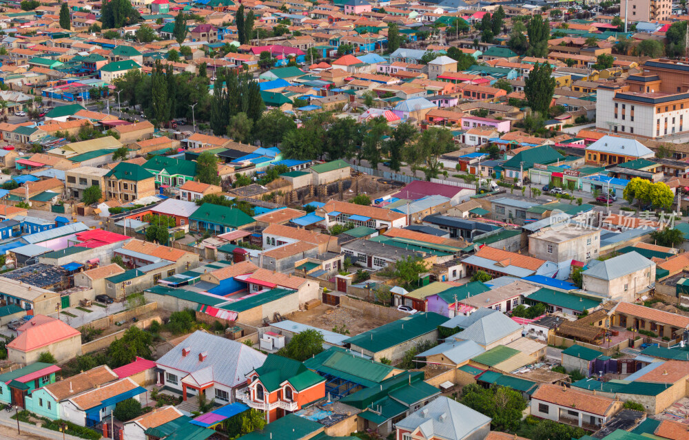 航拍清晨新疆特克斯县的彩色房子