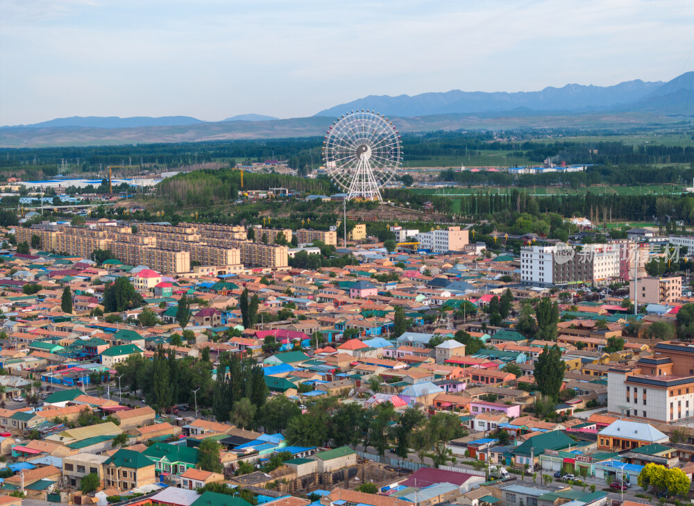 航拍新疆特克斯县的彩色房子和摩天轮