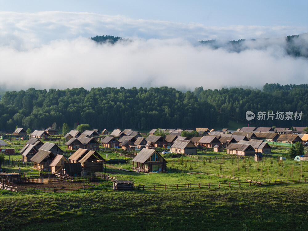 航拍夏天清晨的新疆禾木村风景