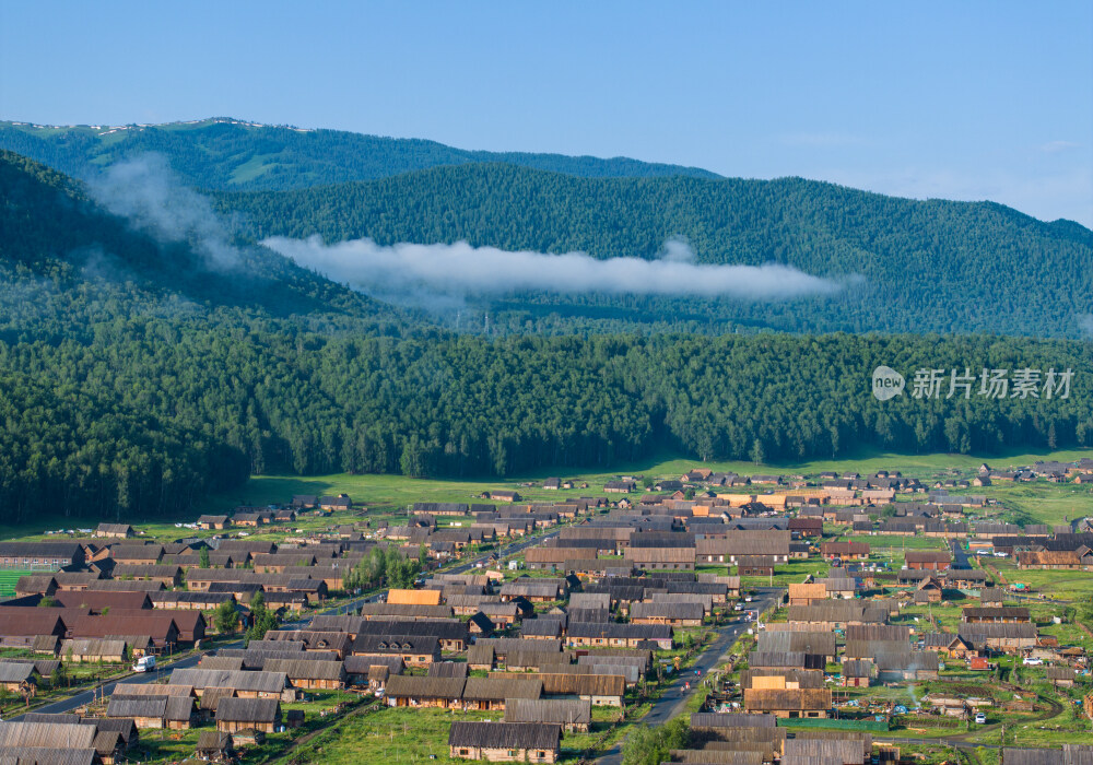 航拍夏天清晨的新疆禾木村风景