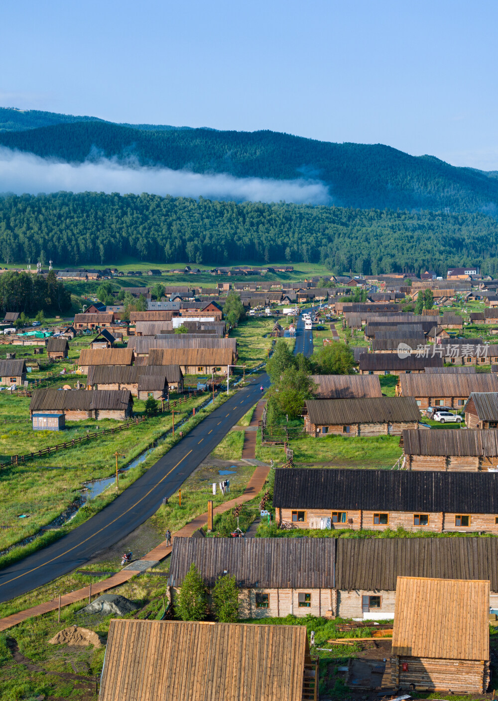 航拍夏天清晨的新疆禾木村风景