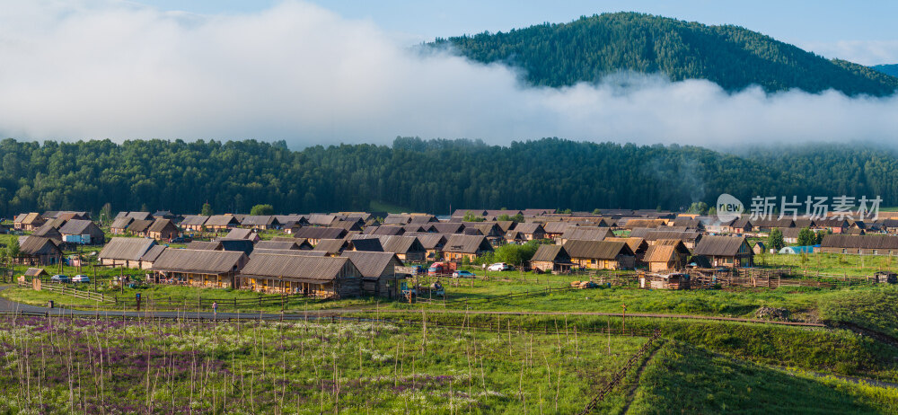 航拍夏天清晨的新疆禾木村风景