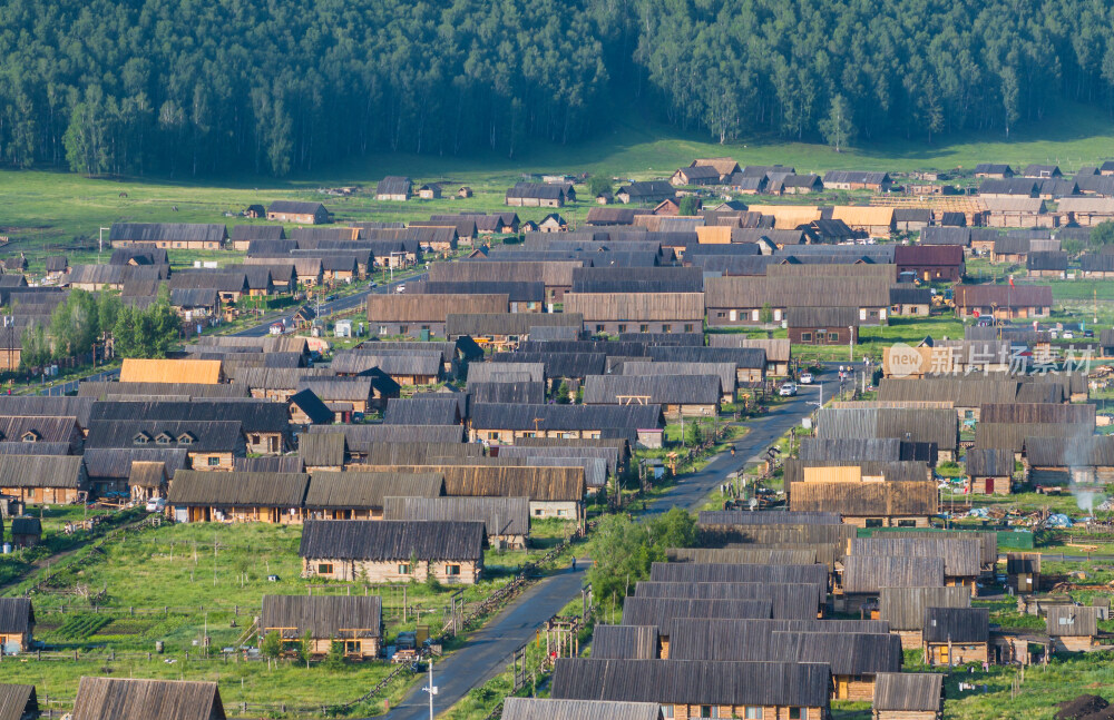 航拍夏天的新疆禾木村风景