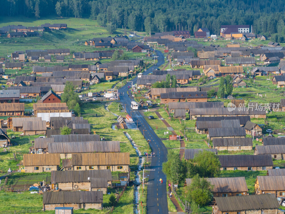 航拍夏天的新疆禾木村风景