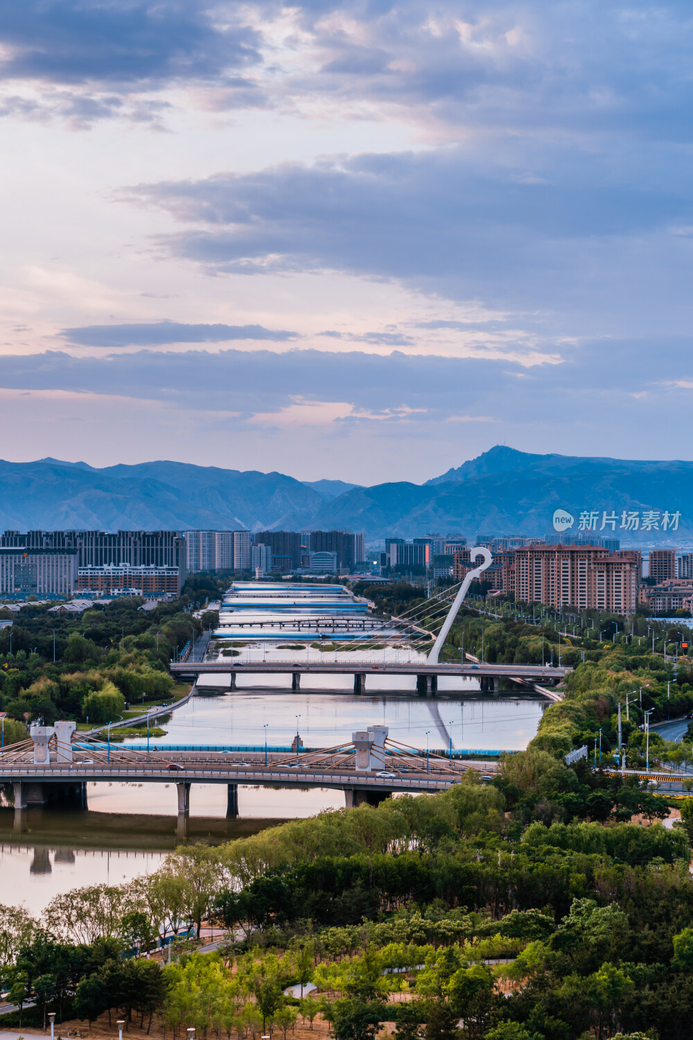 中国内蒙古呼和浩特马头琴桥黄昏风光