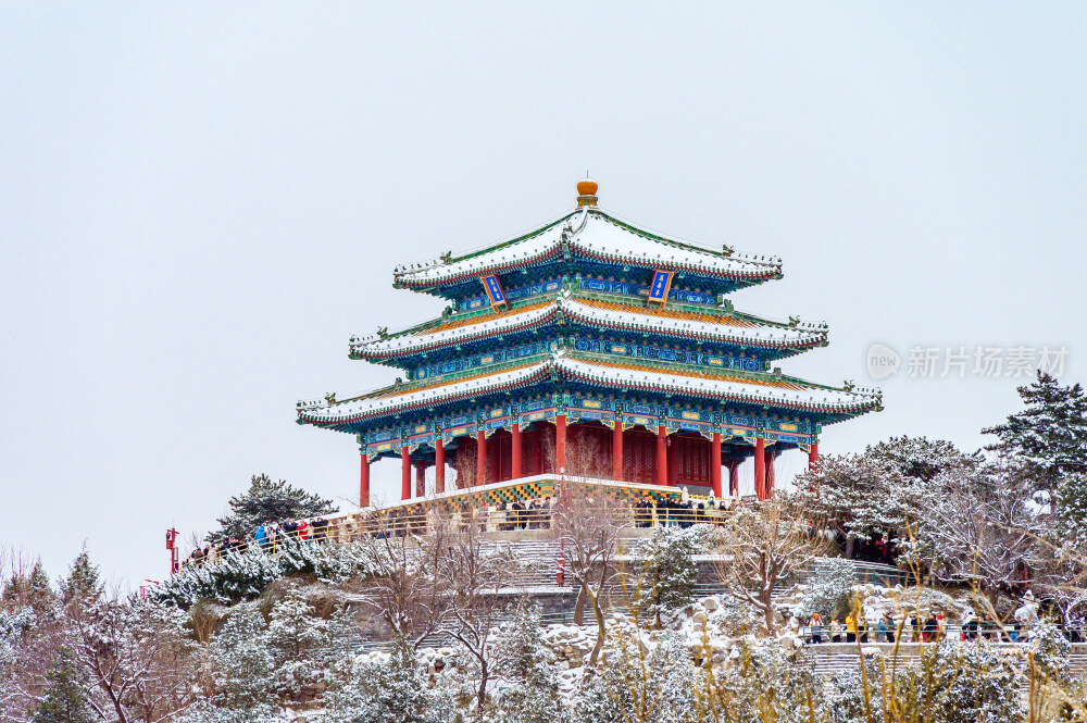 北京景山公园雪后万春亭