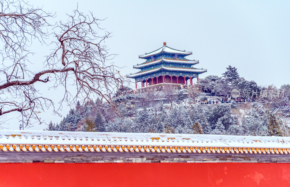 北京景山公园雪后万春亭