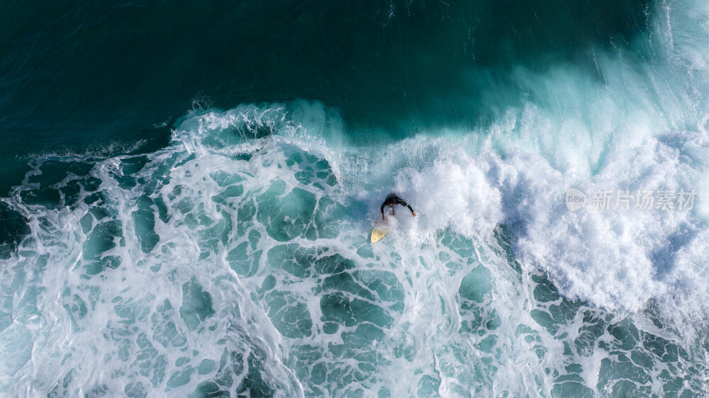 短板冲浪驰骋在大海上