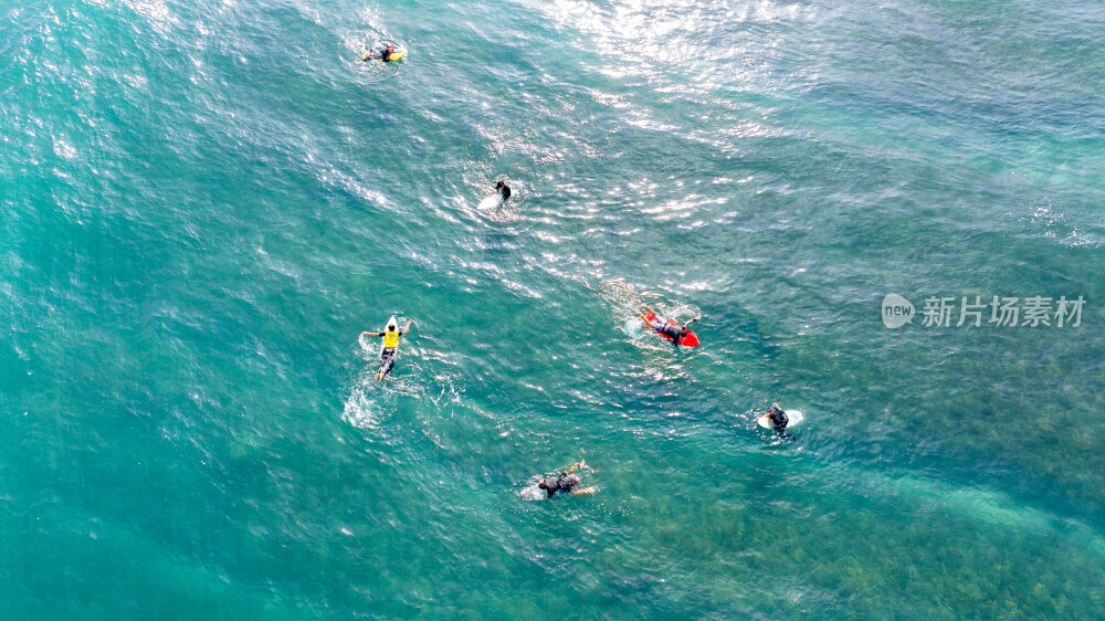 在海面上等浪的浪人